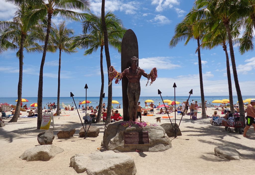 Duke-Kahanamoku-Statue-waikiki-beach-surfing-blog